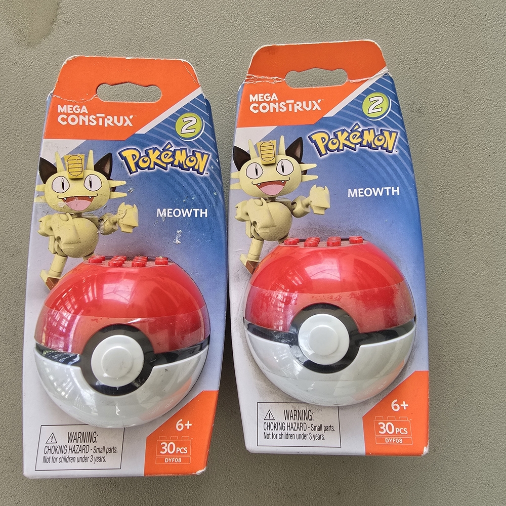 Pokémon Meowth Poké Ball Building Set - Red/White